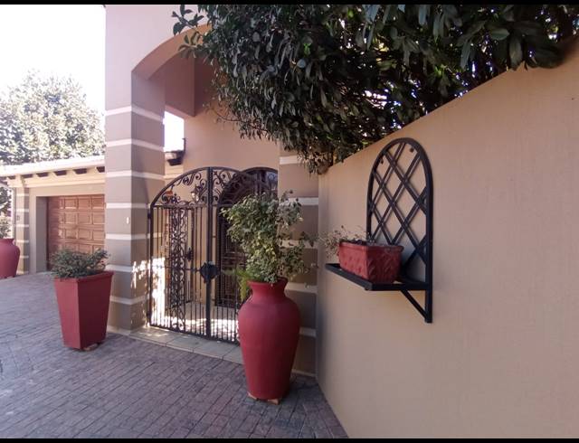 3 BEDROOM TOWNHOUSE FOR SALE IN THREE RIVERS PROPER